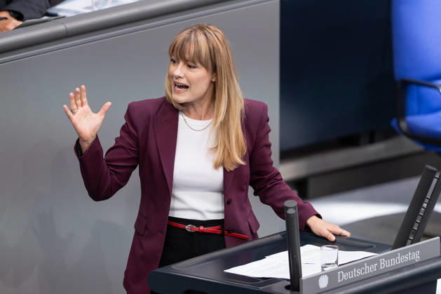 News Bilder des Tages 10.09.2026, GER, Berlin, 93. Sitzung des Deutschen Bundestages im Plenarsaal des Reichstagsgebäudes. Clara Bünger Buenger Gruppe Die Linke, steht am Rednerpult und spricht, Gestik, Mimik, Emotionen Copyright: xnordphotoxGmbHx xChristianxSchulzex