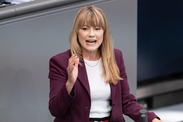 10.09.2026, GER, Berlin, 93. Sitzung des Deutschen Bundestages im Plenarsaal des Reichstagsgebäudes. Clara Bünger Buenger Gruppe Die Linke, steht am Rednerpult und spricht, Gestik, Mimik, Emotionen Copyright: xnordphotoxGmbHx xChristianxSchulzex
