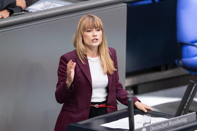 10.09.2026, GER, Berlin, 93. Sitzung des Deutschen Bundestages im Plenarsaal des Reichstagsgebäudes. Clara Bünger Buenger Gruppe Die Linke, steht am Rednerpult und spricht, Gestik, Mimik, Emotionen Copyright: xnordphotoxGmbHx xChristianxSchulzex