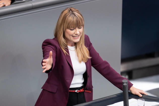 10.09.2026, GER, Berlin, 93. Sitzung des Deutschen Bundestages im Plenarsaal des Reichstagsgebäudes. Clara Bünger Buenger Gruppe Die Linke, steht am Rednerpult und spricht, Gestik, Mimik, Emotionen Copyright: xnordphotoxGmbHx xChristianxSchulzex