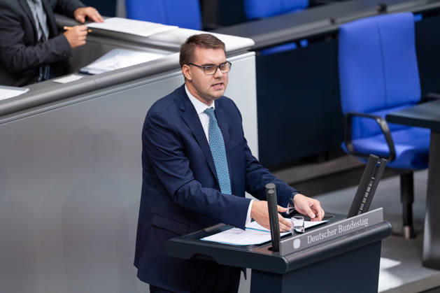 10.09.2026, GER, Berlin, 93. Sitzung des Deutschen Bundestages im Plenarsaal des Reichstagsgebäudes. Sebastian Schmidt CDU CSU, steht am Rednerpult und spricht, Gestik, Mimik, Emotionen Copyright: xnordphotoxGmbHx xChristianxSchulzex