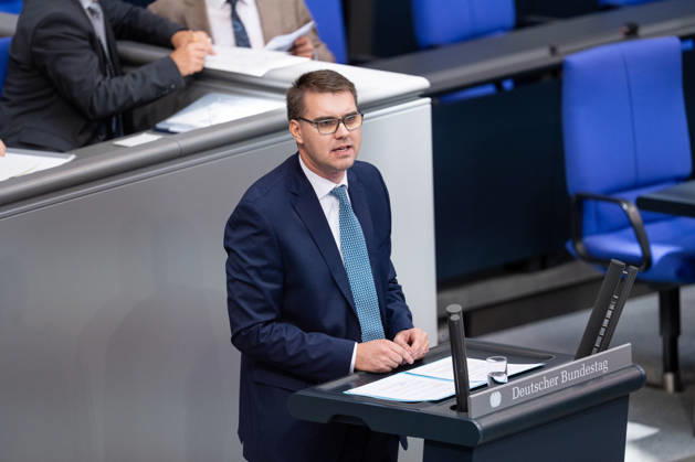 10.09.2026, GER, Berlin, 93. Sitzung des Deutschen Bundestages im Plenarsaal des Reichstagsgebäudes. Sebastian Schmidt CDU CSU, steht am Rednerpult und spricht, Gestik, Mimik, Emotionen Copyright: xnordphotoxGmbHx xChristianxSchulzex
