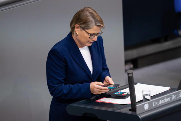 10.09.2026, GER, Berlin, 93. Sitzung des Deutschen Bundestages im Plenarsaal des Reichstagsgebäudes. Stefanie Hubig Bundesministerin der Justiz und für Verbraucherschutz, hat das Handy in der Hand, Bundesweiter Warntag Copyright: xnordphotoxGmbHx xChristianxSchulzex