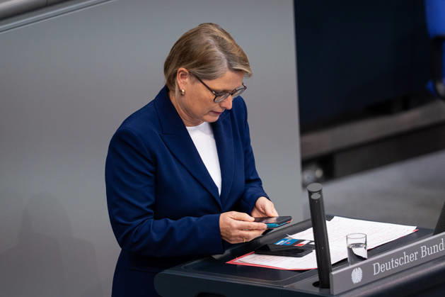 News Bilder des Tages 10.09.2026, GER, Berlin, 93. Sitzung des Deutschen Bundestages im Plenarsaal des Reichstagsgebäudes. Stefanie Hubig Bundesministerin der Justiz und für Verbraucherschutz, hat das Handy in der Hand, Bundesweiter Warntag Copyright: xnordphotoxGmbHx xChristianxSchulzex