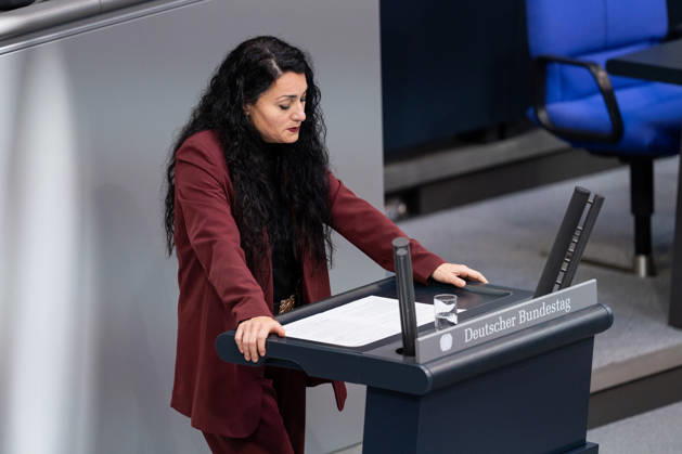 10.09.2026, GER, Berlin, 93. Sitzung des Deutschen Bundestages im Plenarsaal des Reichstagsgebäudes. Lamya Kaddor Bündnis 90 Die Grünen, steht am Rednerpult und spricht, Gestik, Mimik, Emotionen Copyright: xnordphotoxGmbHx xChristianxSchulzex