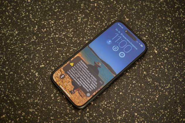 Probewarnung zum bundesweiten Warntag erscheint auf einem Smartphone Waldsee, Deutschland, 10. September 2026: Auf dem Sperrbildschirm eines Smartphones erscheint um 11:00 Uhr der Notfallalarm mit der Probewarnung zum bundesweiten Warntag, herausgegeben vom Bundesamt für Bevölkerungsschutz und Katastrophenhilfe (BBK). Am Warntag testen Bund, Länder und Kommunen ihre Warnmittel wie Sirenen, Warn-Apps und Cell Broadcast.