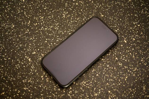 Smartphone mit ausgeschaltetem Display liegt auf dem Boden Waldsee, Deutschland, 10. September 2026: Ein Smartphone mit ausgeschaltetem, schwarzem Display liegt auf einem gesprenkelten Boden. Symbolfoto zu Themen wie Erreichbarkeit, Digital Detox oder ausbleibenden Warnmeldungen.