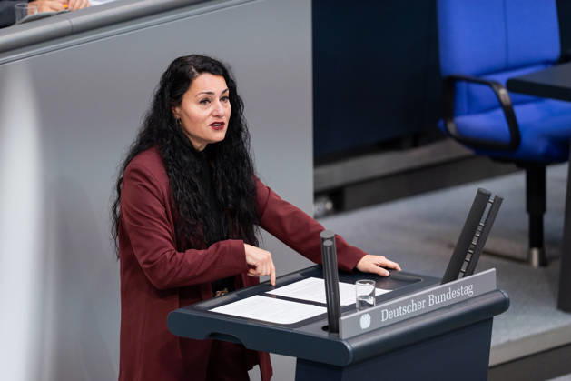 10.09.2026, GER, Berlin, 93. Sitzung des Deutschen Bundestages im Plenarsaal des Reichstagsgebäudes. Lamya Kaddor Bündnis 90 Die Grünen, steht am Rednerpult und spricht, Gestik, Mimik, Emotionen Copyright: xnordphotoxGmbHx xChristianxSchulzex