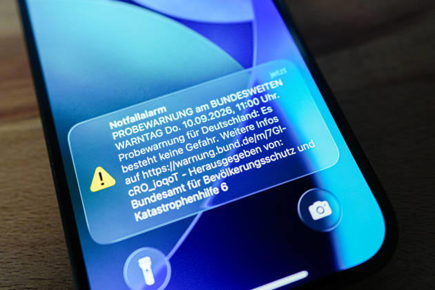 Ahrensburg Symbolfoto: Warnung auf Smartphone bei bundesweitem Warntag, 10.09.2026 Meldung auf Smartphone zum bundesweiten Warntag Symbolfoto: Warnung auf Smartphone bei bundesweitem Warntag, 10.09.2026 Copyright: xEibner-Pressefoto MarcelxvonxFehrnx EP_MFN