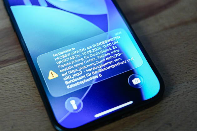 Ahrensburg Symbolfoto: Warnung auf Smartphone bei bundesweitem Warntag, 10.09.2026 Meldung auf Smartphone zum bundesweiten Warntag Symbolfoto: Warnung auf Smartphone bei bundesweitem Warntag, 10.09.2026 Copyright: xEibner-Pressefoto MarcelxvonxFehrnx EP_MFN