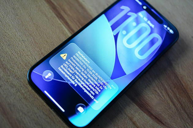 Ahrensburg Symbolfoto: Warnung auf Smartphone bei bundesweitem Warntag, 10.09.2026 Meldung auf Smartphone zum bundesweiten Warntag Symbolfoto: Warnung auf Smartphone bei bundesweitem Warntag, 10.09.2026 Copyright: xEibner-Pressefoto MarcelxvonxFehrnx EP_MFN