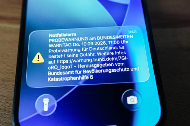 Ahrensburg Symbolfoto: Warnung auf Smartphone bei bundesweitem Warntag, 10.09.2026 Meldung auf Smartphone zum bundesweiten Warntag Symbolfoto: Warnung auf Smartphone bei bundesweitem Warntag, 10.09.2026 Copyright: xEibner-Pressefoto MarcelxvonxFehrnx EP_MFN