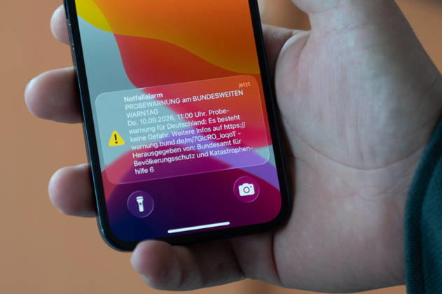 Bundesweiter Warntag 2026: Die Probewarnung des Bundesamtes für Bevölkerungsschutz und Katastrophenhilfe (BBK) wird am 10. September 2026 auf einem Smartphone angezeigt. Im Rahmen des bundesweiten Warntags werden verschiedene Warnmittel und Warnsysteme in Deutschland getestet. Symbolbild. Copyright: xSvenxHeidmannx