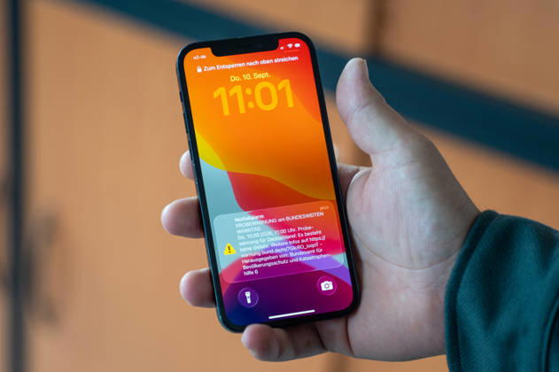 Bundesweiter Warntag 2026: Die Probewarnung des Bundesamtes für Bevölkerungsschutz und Katastrophenhilfe (BBK) wird am 10. September 2026 auf einem Smartphone angezeigt. Im Rahmen des bundesweiten Warntags werden verschiedene Warnmittel und Warnsysteme in Deutschland getestet. Symbolbild. Copyright: xSvenxHeidmannx
