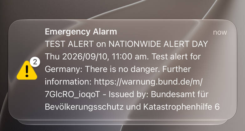Deutschland, Europa. Nahaufnahme einer Cell-Broadcast-Testwarnung auf einem Smartphone während des bundesweiten Warntags. Die Notfallmeldung des Bundesamtes für Bevölkerungsschutz und Katastrophenhilfe (BBK) informiert über eine Testwarnung ohne Gefahrenlage. Symbolbild zu Bevölkerungsschutz, Katastrophenschutz, Warnsystemen, Krisenvorsorge und digitaler Notfallkommunikation. Copyright: xAymanxAlahmedx