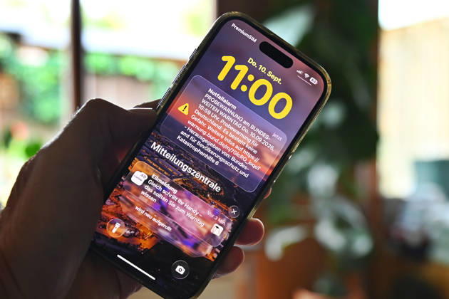 Bundesweiter Warntag am 10. September 2026: Ausloesung von Cell Broadcast. Ein Smartphone zeigt um Punkt 11:00 Uhr eine Cell Broadcast Notfallwarnung auf dem Sperrbildschirm anlaesslich des bundesweiten Warntags am 10. September.