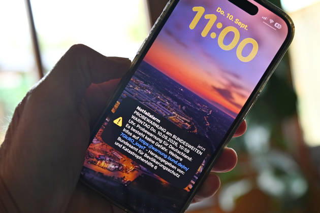 Bundesweiter Warntag am 10. September 2026: Ausloesung von Cell Broadcast. Ein Smartphone zeigt um Punkt 11:00 Uhr eine Cell Broadcast Notfallwarnung auf dem Sperrbildschirm anlaesslich des bundesweiten Warntags am 10. September.