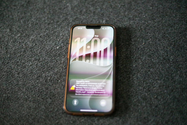 Deutschland, Europa. Smartphone liegt auf einer dunklen Oberfläche und zeigt auf dem Sperrbildschirm eine Testwarnung zum bundesweiten Warntag. Die Cell-Broadcast-Warnmeldung des Bundesamtes für Bevölkerungsschutz und Katastrophenhilfe (BBK) ist auf dem Display sichtbar. Symbolbild zu Notfallwarnsystemen, Bevölkerungsschutz, Krisenvorsorge, digitaler Kommunikation und öffentlicher Sicherheit. Copyright: xAymanxAlahmedx
