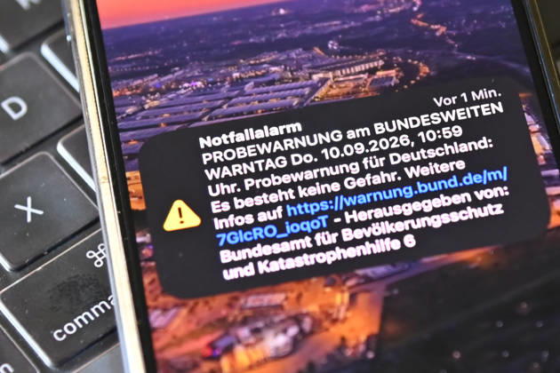 Bundesweiter Warntag am 10. September 2026: Ausloesung von Cell Broadcast. Ein Smartphone zeigt um Punkt 11:00 Uhr eine Cell Broadcast Notfallwarnung auf dem Sperrbildschirm anlaesslich des bundesweiten Warntags am 10. September.