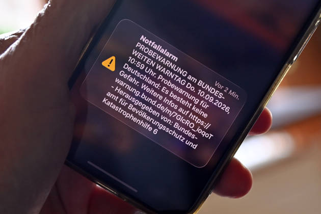 Bundesweiter Warntag am 10. September 2026: Ausloesung von Cell Broadcast. Ein Smartphone zeigt um Punkt 11:00 Uhr eine Cell Broadcast Notfallwarnung auf dem Sperrbildschirm anlaesslich des bundesweiten Warntags am 10. September.