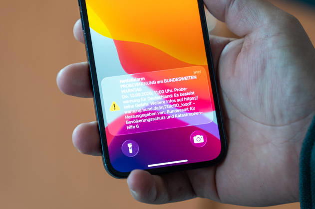 Bundesweiter Warntag 2026: Die Probewarnung des Bundesamtes für Bevölkerungsschutz und Katastrophenhilfe (BBK) wird am 10. September 2026 auf einem Smartphone angezeigt. Im Rahmen des bundesweiten Warntags werden verschiedene Warnmittel und Warnsysteme in Deutschland getestet. Symbolbild. Copyright: xSvenxHeidmannx