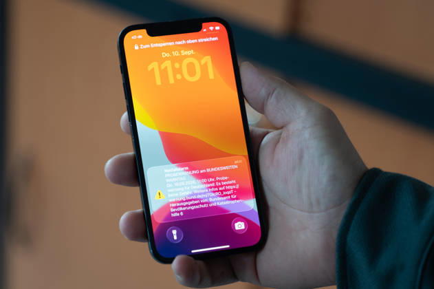 Bundesweiter Warntag 2026: Die Probewarnung des Bundesamtes für Bevölkerungsschutz und Katastrophenhilfe (BBK) wird am 10. September 2026 auf einem Smartphone angezeigt. Im Rahmen des bundesweiten Warntags werden verschiedene Warnmittel und Warnsysteme in Deutschland getestet. Symbolbild. Copyright: xSvenxHeidmannx