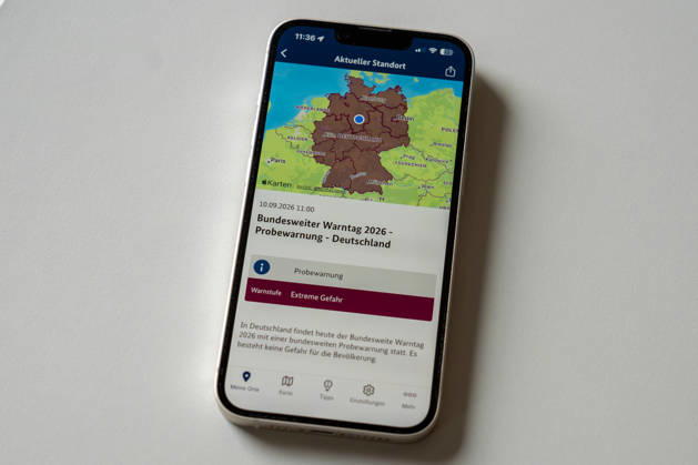 Bundesweiter Warntag 2026: Auf einem Smartphone in Niedersachsen wird am 10. September 2026 die bundesweite Probewarnung in der Warn-App NINA angezeigt. Im Rahmen des bundesweiten Warntags werden in Deutschland verschiedene Warnmittel und Warnsysteme getestet. Symbolbild. Copyright: xSvenxHeidmannx