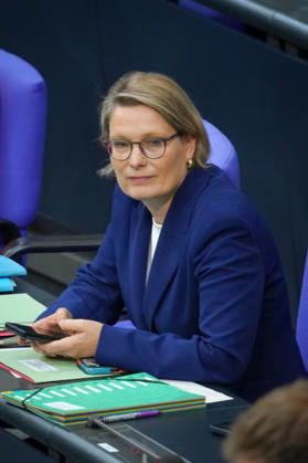 Deutscher Bundestag, 93. Plenarsitzung Dr. Stefanie Hubig, Bundesministerin der Justiz und fuer Verbraucherschutz im Portrait auf der Regierungsbank bei der 93. Sitzung des Deutschen Bundestag in Berlin, 10.09.2026 Berlin Berlin Deutschland