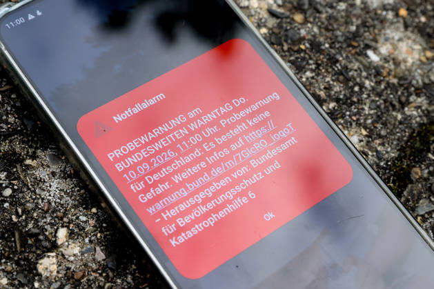10.09.2026, xtgx, Bundesweiter Warntag 2026. Symbolfoto, Symbolbild ab 11:00 Uhr wurden Warnungen, Probewarnungen, Probealarme an Handys, Smartphones gesendet Wolfsburg