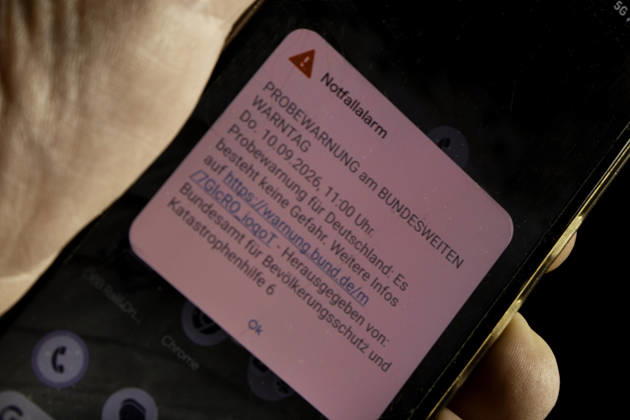 Cell-Broadcast-Warnung auf Smartphone beim bundesweiten Warntag 2026 Eine Cell-Broadcast-Probewarnung wird am bundesweiten Warntag auf einem Smartphone angezeigt. Am 10. September 2026 um 11 Uhr wurde die Warnmeldung im Rahmen des bundesweiten Warntags automatisch über das Mobilfunknetz an Mobiltelefone in Deutschland versendet. Cell Broadcast ermöglicht Behörden die Warnung der Bevölkerung vor Gefahren und Notfällen, ohne dass dafür eine Warn-App installiert sein muss. Symbolbild für Cell Broadcast, Warnsysteme, Bevölkerungsschutz, Katastrophenschutz und Notfallwarnungen. Illingen, Saarland, Deutschland, 10. September 2026.