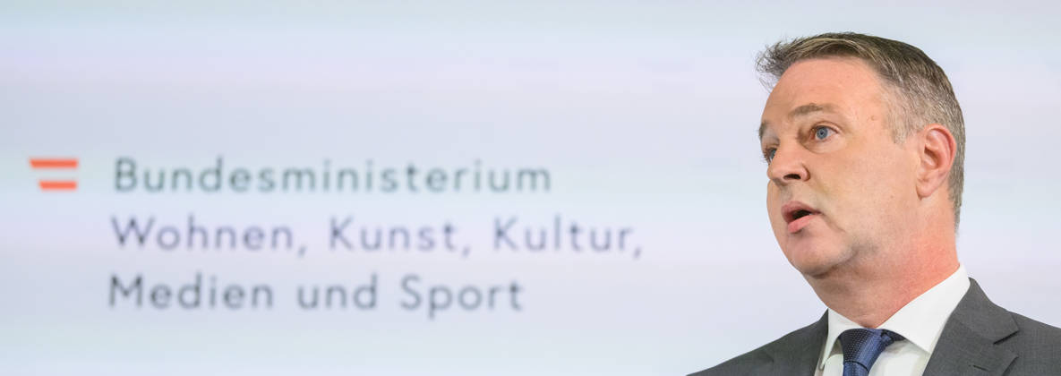 photonews.at - Wien, 10.09.2026. Beim ORF-Zukunftsforum geht es um die künftige Rolle des öffentlich-rechtlichen Rundfunks in Österreich. An zwei Tagen diskutieren Vertreter aus Politik, Medien, Wissenschaft sowie aus Kunst, Kultur und Sport über zentrale Fragen zur Zukunft des ORF. Im Rahmen des Forums geht es unter anderem um den öffentlich-rechtlichen Auftrag, Jugend und Medienkompetenz, Digitalisierung, Plattformen und Künstliche Intelligenz sowie um Strukturen, Governance und den Medienstandort Österreich PHOTO: Vizekanzler und Medienminister Andreas Babler (SPÖ) bei doorstep vor Beginn der Veranstaltung The ORF Future Forum focuses on the future of public-service broadcasting in Austria. Over two days, representatives from polit 