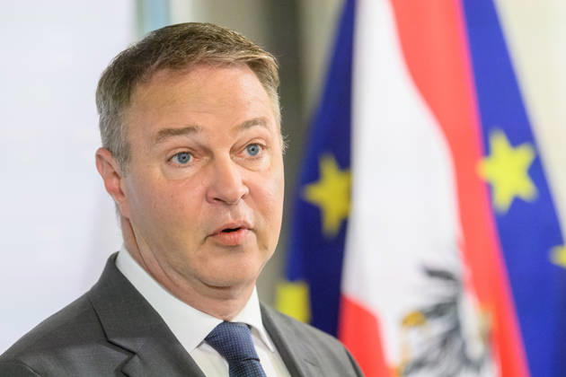 photonews.at - Wien, 10.09.2026. Beim ORF-Zukunftsforum geht es um die künftige Rolle des öffentlich-rechtlichen Rundfunks in Österreich. An zwei Tagen diskutieren Vertreter aus Politik, Medien, Wissenschaft sowie aus Kunst, Kultur und Sport über zentrale Fragen zur Zukunft des ORF. Im Rahmen des Forums geht es unter anderem um den öffentlich-rechtlichen Auftrag, Jugend und Medienkompetenz, Digitalisierung, Plattformen und Künstliche Intelligenz sowie um Strukturen, Governance und den Medienstandort Österreich PHOTO: Vizekanzler und Medienminister Andreas Babler (SPÖ) bei doorstep vor Beginn der Veranstaltung The ORF Future Forum focuses on the future of public-service broadcasting in Austria. Over two days, representatives from polit 