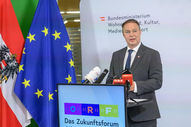 photonews.at - Wien, 10.09.2026. Beim ORF-Zukunftsforum geht es um die künftige Rolle des öffentlich-rechtlichen Rundfunks in Österreich. An zwei Tagen diskutieren Vertreter aus Politik, Medien, Wissenschaft sowie aus Kunst, Kultur und Sport über zentrale Fragen zur Zukunft des ORF. Im Rahmen des Forums geht es unter anderem um den öffentlich-rechtlichen Auftrag, Jugend und Medienkompetenz, Digitalisierung, Plattformen und Künstliche Intelligenz sowie um Strukturen, Governance und den Medienstandort Österreich PHOTO: Vizekanzler und Medienminister Andreas Babler (SPÖ) bei doorstep vor Beginn der Veranstaltung The ORF Future Forum focuses on the future of public-service broadcasting in Austria. Over two days, representatives from polit 
