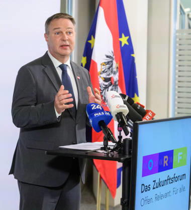 photonews.at - Wien, 10.09.2026. Beim ORF-Zukunftsforum geht es um die künftige Rolle des öffentlich-rechtlichen Rundfunks in Österreich. An zwei Tagen diskutieren Vertreter aus Politik, Medien, Wissenschaft sowie aus Kunst, Kultur und Sport über zentrale Fragen zur Zukunft des ORF. Im Rahmen des Forums geht es unter anderem um den öffentlich-rechtlichen Auftrag, Jugend und Medienkompetenz, Digitalisierung, Plattformen und Künstliche Intelligenz sowie um Strukturen, Governance und den Medienstandort Österreich PHOTO: Vizekanzler und Medienminister Andreas Babler (SPÖ) bei doorstep vor Beginn der Veranstaltung The ORF Future Forum focuses on the future of public-service broadcasting in Austria. Over two days, representatives from polit 