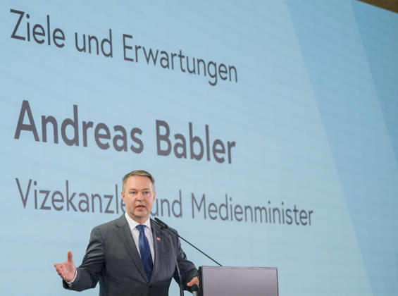 photonews.at - Wien, 10.09.2026. Beim ORF-Zukunftsforum geht es um die künftige Rolle des öffentlich-rechtlichen Rundfunks in Österreich. An zwei Tagen diskutieren Vertreter aus Politik, Medien, Wissenschaft sowie aus Kunst, Kultur und Sport über zentrale Fragen zur Zukunft des ORF. Im Rahmen des Forums geht es unter anderem um den öffentlich-rechtlichen Auftrag, Jugend und Medienkompetenz, Digitalisierung, Plattformen und Künstliche Intelligenz sowie um Strukturen, Governance und den Medienstandort Österreich PHOTO: Eröffnung der Veranstaltug durch photonews.at - Wien, 10.09.2026. Beim ORF-Zukunftsforum geht es um die künftige Rolle des öffentlich-rechtlichen Rundfunks in Österreich. An zwei Tagen diskutieren Vertreter aus Politik, M