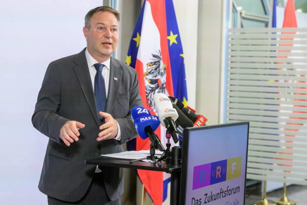 photonews.at - Wien, 10.09.2026. Beim ORF-Zukunftsforum geht es um die künftige Rolle des öffentlich-rechtlichen Rundfunks in Österreich. An zwei Tagen diskutieren Vertreter aus Politik, Medien, Wissenschaft sowie aus Kunst, Kultur und Sport über zentrale Fragen zur Zukunft des ORF. Im Rahmen des Forums geht es unter anderem um den öffentlich-rechtlichen Auftrag, Jugend und Medienkompetenz, Digitalisierung, Plattformen und Künstliche Intelligenz sowie um Strukturen, Governance und den Medienstandort Österreich PHOTO: Vizekanzler und Medienminister Andreas Babler (SPÖ) bei doorstep vor Beginn der Veranstaltung The ORF Future Forum focuses on the future of public-service broadcasting in Austria. Over two days, representatives from polit 
