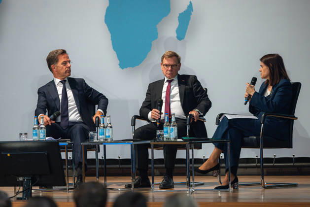 News Bilder des Tages Schlussveranstaltung mit Außenminister Johann Wadephul (CDU) mit NATO-Generalsekretär Mark Rutte im Rahmen der Konferenz der Leiterinnen und Leiter deutscher Auslandsvertretungen (Botschafterkonferenz) im Auswärtigen Amt. Deutschland, Berlin am 10. September 2026: Außenminister Johann Wadephul (CDU) und NATO-Generalsekretär Mark Rutte auf der Bühne der Weltsaal im Auswärtigen Amt.