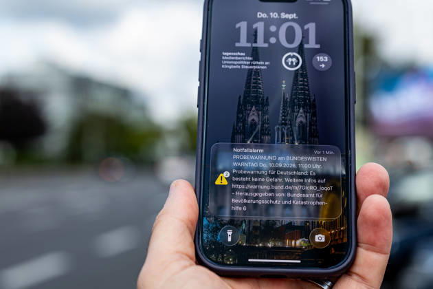 Bundesweiter Warntag: Notfallalarm und KATWARN-Meldung auf dem Smartphone - 10.09.26 Anlässlich des Bundesweiten Warntags 2026 zeigt ein Smartphone-Display in Bonn-Bad Godesberg die per Cell Broadcast ausgelöste Notfallalarm -Meldung sowie eine KATWARN-Warnmeldung des Bundesamts für Bevölkerungsschutz und Katastrophenhilfe (BBK): Probewarnung für Deutschland: Es besteht keine Gefahr (10.09.2026, 11:00 Uhr). Bonn Bad Godesberg Nordrhein-Westfalen Deutschland Copyright: xMarcxJohnx
