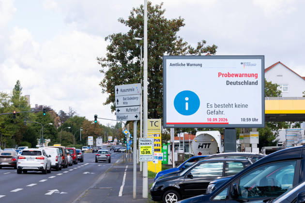 Bundesweiter Warntag: Probewarnung auf digitaler Werbetafel in Bonn - 10.09.26 Anlässlich des Bundesweiten Warntags 2026 zeigt eine digitale Werbetafel des Außenwerbers Ströer an der Bundesstraße B9 in Bonn-Bad Godesberg die Amtliche Warnung des Bundesamts für Bevölkerungsschutz und Katastrophenhilfe (BBK): Probewarnung Deutschland - Es besteht keine Gefahr. Berichten Sie über Ihre Erfahrungen (10:59 Uhr). Bonn Bad Godesberg Nordrhein-Westfalen Deutschland Copyright: xMarcxJohnx