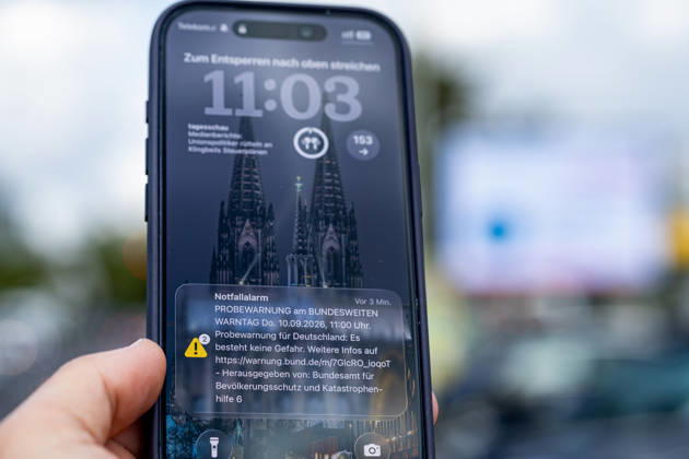 Bundesweiter Warntag: Notfallalarm und KATWARN-Meldung auf dem Smartphone - 10.09.26 Anlässlich des Bundesweiten Warntags 2026 zeigt ein Smartphone-Display in Bonn-Bad Godesberg die per Cell Broadcast ausgelöste Notfallalarm -Meldung sowie eine KATWARN-Warnmeldung des Bundesamts für Bevölkerungsschutz und Katastrophenhilfe (BBK): Probewarnung für Deutschland: Es besteht keine Gefahr (10.09.2026, 11:00 Uhr). Bonn Bad Godesberg Nordrhein-Westfalen Deutschland Copyright: xMarcxJohnx
