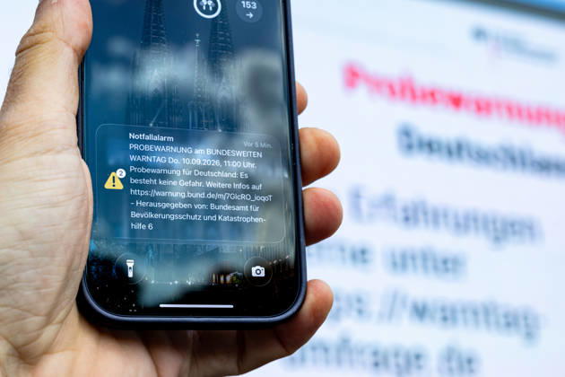 Bundesweiter Warntag: Notfallalarm und KATWARN-Meldung auf dem Smartphone - 10.09.26 Anlässlich des Bundesweiten Warntags 2026 zeigt ein Smartphone-Display in Bonn-Bad Godesberg die per Cell Broadcast ausgelöste Notfallalarm -Meldung sowie eine KATWARN-Warnmeldung des Bundesamts für Bevölkerungsschutz und Katastrophenhilfe (BBK): Probewarnung für Deutschland: Es besteht keine Gefahr (10.09.2026, 11:00 Uhr). Bonn Bad Godesberg Nordrhein-Westfalen Deutschland Copyright: xMarcxJohnx