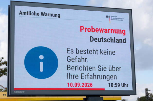 Bundesweiter Warntag: Probewarnung auf digitaler Werbetafel in Bonn - 10.09.26 Anlässlich des Bundesweiten Warntags 2026 zeigt eine digitale Werbetafel des Außenwerbers Ströer an der Bundesstraße B9 in Bonn-Bad Godesberg die Amtliche Warnung des Bundesamts für Bevölkerungsschutz und Katastrophenhilfe (BBK): Probewarnung Deutschland - Es besteht keine Gefahr. Berichten Sie über Ihre Erfahrungen (10:59 Uhr). Bonn Bad Godesberg Nordrhein-Westfalen Deutschland Copyright: xMarcxJohnx
