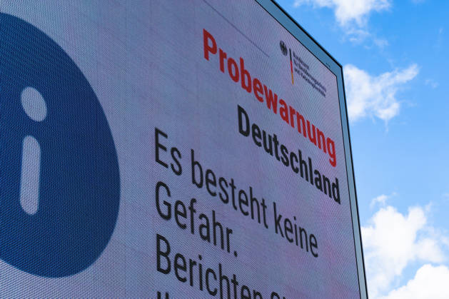 Bundesweiter Warntag: Probewarnung auf digitaler Werbetafel in Bonn - 10.09.26 Anlässlich des Bundesweiten Warntags 2026 zeigt eine digitale Werbetafel des Außenwerbers Ströer an der Bundesstraße B9 in Bonn-Bad Godesberg die Amtliche Warnung des Bundesamts für Bevölkerungsschutz und Katastrophenhilfe (BBK): Probewarnung Deutschland - Es besteht keine Gefahr. Berichten Sie über Ihre Erfahrungen (10:59 Uhr). Bonn Bad Godesberg Nordrhein-Westfalen Deutschland Copyright: xMarcxJohnx