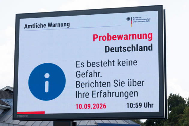 Bundesweiter Warntag: Probewarnung auf digitaler Werbetafel in Bonn - 10.09.26 Anlässlich des Bundesweiten Warntags 2026 zeigt eine digitale Werbetafel des Außenwerbers Ströer an der Bundesstraße B9 in Bonn-Bad Godesberg die Amtliche Warnung des Bundesamts für Bevölkerungsschutz und Katastrophenhilfe (BBK): Probewarnung Deutschland - Es besteht keine Gefahr. Berichten Sie über Ihre Erfahrungen (10:59 Uhr). Bonn Bad Godesberg Nordrhein-Westfalen Deutschland Copyright: xMarcxJohnx