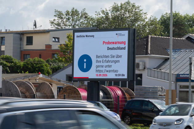 Bundesweiter Warntag: Probewarnung auf digitaler Werbetafel in Bonn - 10.09.26 Anlässlich des Bundesweiten Warntags 2026 zeigt eine digitale Werbetafel des Außenwerbers Ströer an der Bundesstraße B9 in Bonn-Bad Godesberg die Amtliche Warnung des Bundesamts für Bevölkerungsschutz und Katastrophenhilfe (BBK): Probewarnung Deutschland - Es besteht keine Gefahr. Berichten Sie über Ihre Erfahrungen (10:59 Uhr). Bonn Bad Godesberg Nordrhein-Westfalen Deutschland Copyright: xMarcxJohnx