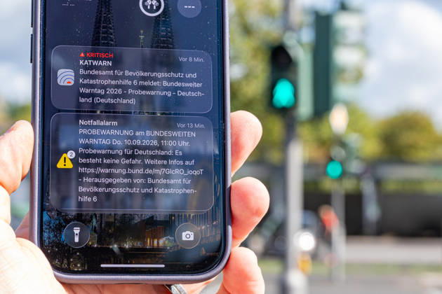 Bundesweiter Warntag: Notfallalarm und KATWARN-Meldung auf dem Smartphone - 10.09.26 Anlässlich des Bundesweiten Warntags 2026 zeigt ein Smartphone-Display in Bonn-Bad Godesberg die per Cell Broadcast ausgelöste Notfallalarm -Meldung sowie eine KATWARN-Warnmeldung des Bundesamts für Bevölkerungsschutz und Katastrophenhilfe (BBK): Probewarnung für Deutschland: Es besteht keine Gefahr (10.09.2026, 11:00 Uhr). Bonn Bad Godesberg Nordrhein-Westfalen Deutschland Copyright: xMarcxJohnx