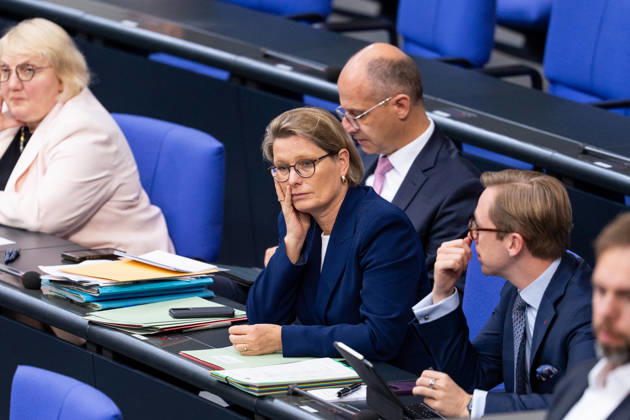 10.09.2026, GER, Berlin, 93. Sitzung des Deutschen Bundestages im Plenarsaal des Reichstagsgebäudes. Stefanie Hubig Bundesministerin der Justiz und für Verbraucherschutz, wirkt gelangweilt, Gestik, Mimik, Emotionen Copyright: xnordphotoxGmbHx xChristianxSchulzex