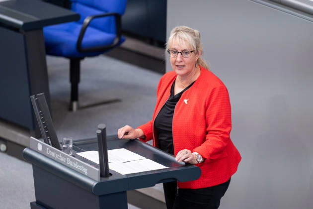 10.09.2026, GER, Berlin, 93. Sitzung des Deutschen Bundestages im Plenarsaal des Reichstagsgebäudes. Ina Latendorf Gruppe Die Linke, steht am Rednerpult und spricht Copyright: xnordphotoxGmbHx xChristianxSchulzex