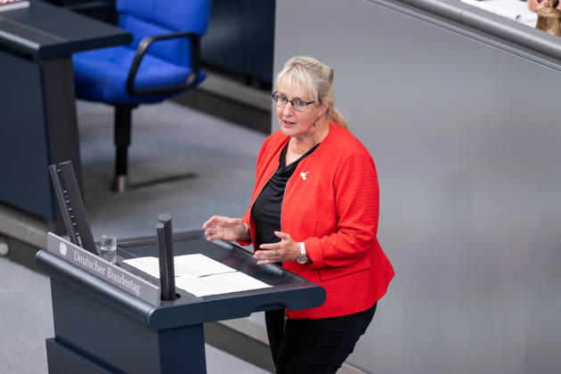 10.09.2026, GER, Berlin, 93. Sitzung des Deutschen Bundestages im Plenarsaal des Reichstagsgebäudes. Ina Latendorf Gruppe Die Linke, steht am Rednerpult und spricht Copyright: xnordphotoxGmbHx xChristianxSchulzex