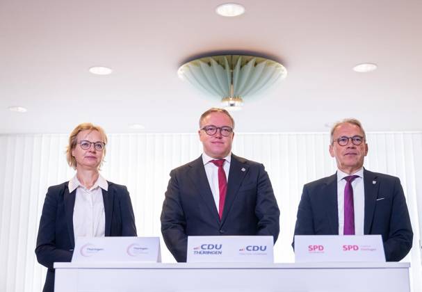 8. THÜRINGER LANDTAG - UNTERZEICHNUNG FORTFÜHRUNGSVEREINBARUNG ZUM REGIERUNGSVERTRAG 2024 2029 ** NUR FÜR REDAKTIONELLE ZWECKE ** EDITORIAL USE ONLY **<p>09 09 2026-Erfurt: Thüringer Landtag 8. Wahlperiode Unterzeichnung einer Fortführungsvereinbarung zum Regierungsvertrag 2024 2029. im Foto: Georg Maier (SPD), Thüringer Minister für Inneres, Kommunales und Landesentwicklung und Stellvertretender Ministerpräsident. Ministerpräsident Mario Voigt (CDU), Katja Wolf (Thüringen.Gerecht), Thüringer Finanzministerin und Stellvertretende Ministerpräsidentin ( Deutschland Thueringen Erfurt Copyright: SaschaxFromm